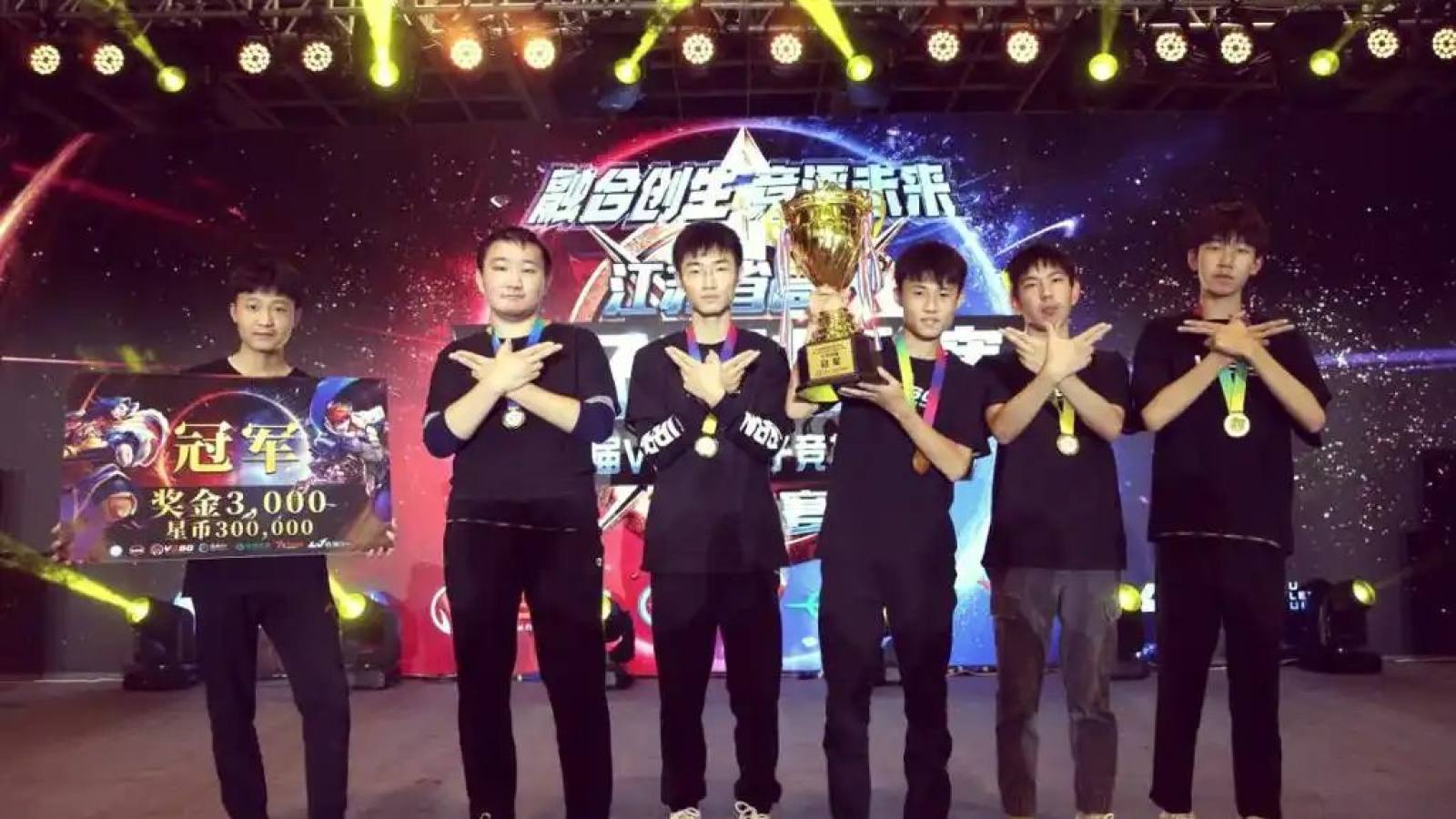 战术分析栏目主视觉：教练组复盘与战术板推演场景